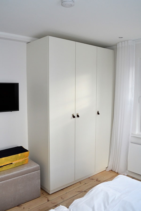 ferienwohnung_schrank_weiss